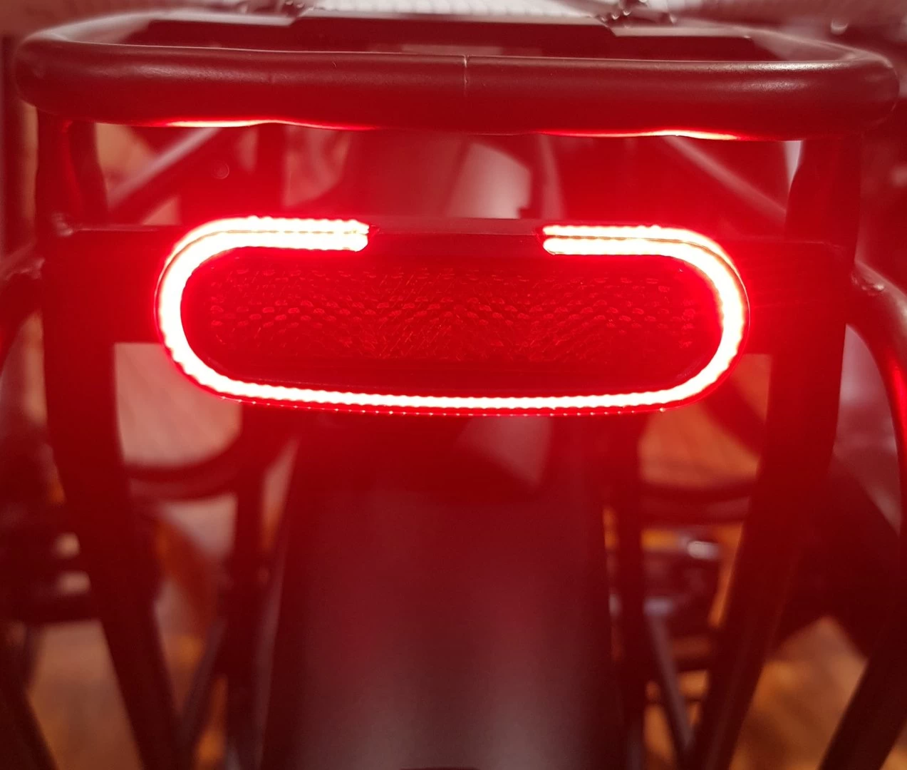 Fuxon Gepäckträgerrücklicht R-100-EB Mit Standlicht 50mm Schraubenabstand 6-12V Gleichspannung 5 Fuxon Gepäckträgerrücklicht R-100-EB Mit Standlicht 50mm Schraubenabstand 6-12V Gleichspannung – Bild 3